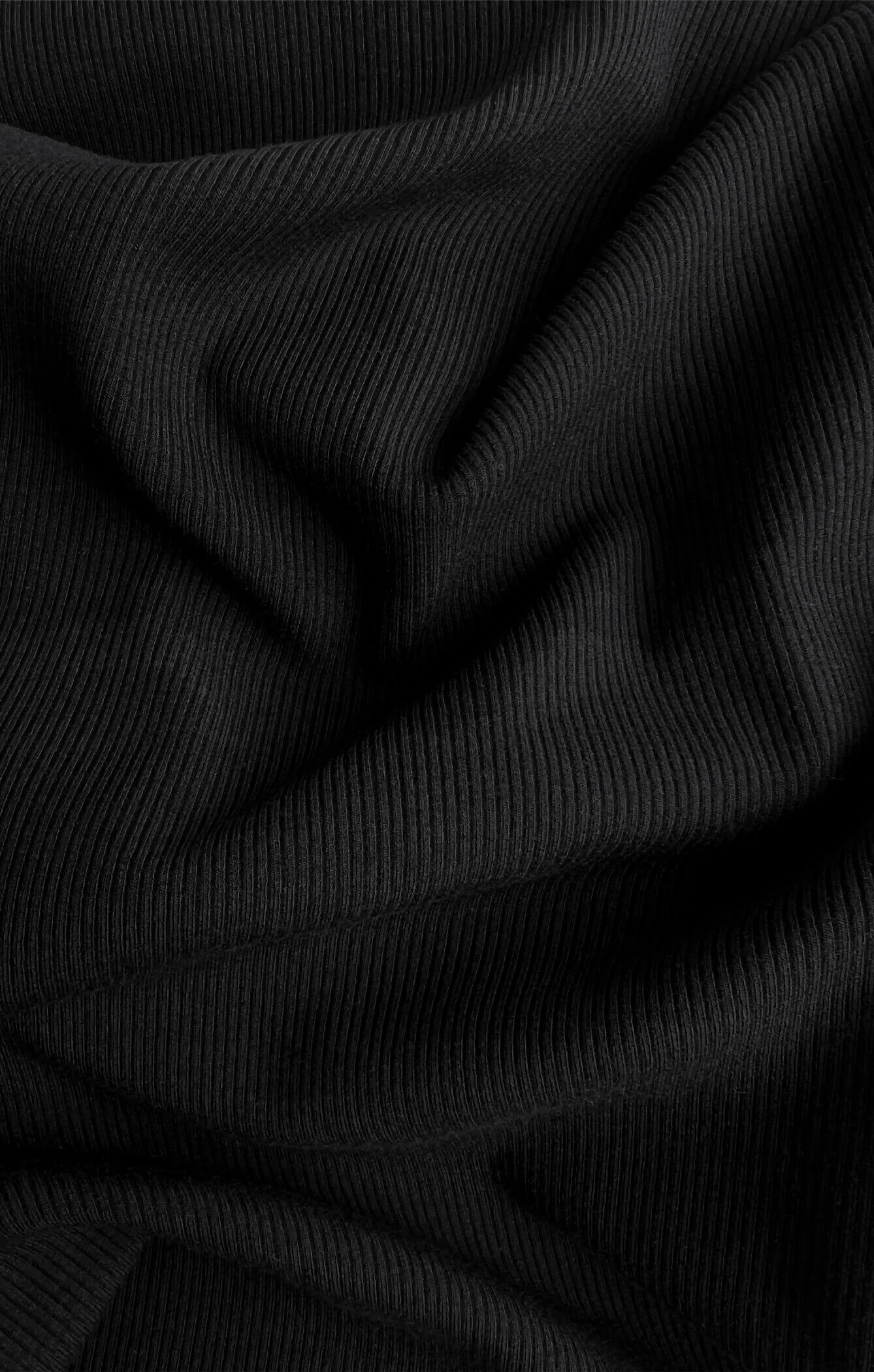 THE LUXE RIB HIGH NECK CROP - BLACK - Image 6